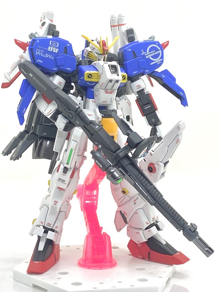 墨入れで割れると修復するのも大変なのでなるべくバラシて墨入れをしました・・・時間は掛かりますがおかげで割れていません。そしてデカールをチマチマ貼っていくのですが・・・足だけでもかなり大きいのでバランスを取りながら貼りましたら、両足で40枚以上になってしまいます(汗)。今回はなるべくバンダイ純正のデカールを使いたかったのでHGユニコーン用や閃光のハサウェイ用の新品を下したのですが、使いたいデカールが無い事があり市販のデカールも多少使いました。MGのセンチネル用はVMsAWrsやGUNDAM Systemといったロゴは大き過ぎて食み出してしまうのでキット付属のシールを余白をギリギリまで切って貼りました。開発当初のコードネームの「ι(イオタ)」やTASK FORCEα(α任務部隊)、Incomのデカールは1/100サイズでも使えそうでしたから要所に貼ったおかげでセンチネルっぽさが出たと思います(笑)。古いキットながらも意外と後ハメが出来てましたから、最後のつや消しクリアー吹くのは思ったよりは楽で一日で全部吹き終わる程でした。組み上げて最後にセンサーにラビーテープを貼れば完成で見た時は今年一番、感動した完成品になりました(笑)。