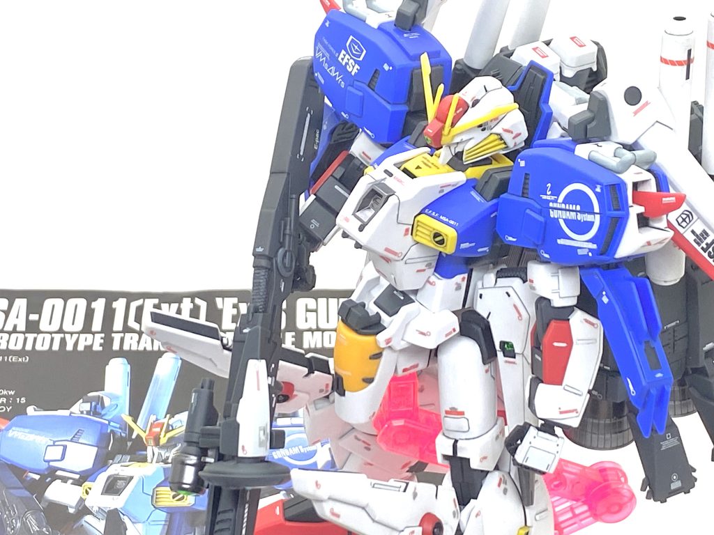 最後は説明書と。Ex-Sガンダムは出た当時に一度作った事がありますが・・・その時も完成するまでに大変時間が掛かり、今回は全塗装でなくてもそれ以上に時間が掛かりました。兎に角、至る箇所に合わせ目があるのでそれを綺麗に消すだけでも相当大変なのですが色も至る箇所で、しかも大小関わらず色が足らないから塗装しないとならず、狭い箇所を塗るのは本当に大変でした・・・特に顔の脇の黄色の箇所や背部ビームカノンは特に狭かったです。ですが、造形はほぼ完ぺきなプロポーションでろくに弄らなくても重厚感あるカッコいいのが出来るのは20年以上前に出た物とは思えませんでした。この難キットを仕上げたのは大変自信になり、これからはセンチネルのキットも徐々に作っていくつもりです・・・やはり僚機のゼータプラスは一緒に並べたいですね。ご覧して頂きありがとうございました。