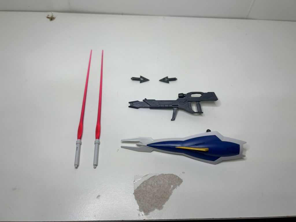 武器:M1M4 40mmイーゲルシュテルン x4 (105ダガーの同型起動機関砲2問頭部と胸部に設備されている。) ES03XB ビームサーベル(フリーダムとジャスティスのデータから参考した高威力型連結式ビームサーベル。) MK315 スティレット投擲噴進対装甲貫入弾(ダガー系共通の装備。) S9100L 高エネルギービームライフル(ウィンダムのライフルと同じ外見だが、初期GAT–Xシリーズから使われた高エネルギービームライフルの火力を持つ。) A52 攻盾タイプE(Mk438/B 2連装多目的ミサイル「ヴュルガーSA10」