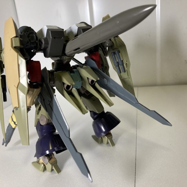 お久しぶりでーす！連休中ずっと、去年から制作を開始して一時中断していたGN-X Ⅳの魔改造を進めてました。ピンバイスのお陰でサクサク進んで形状は殆ど完成しました。もう少し細かい作業やパテ盛り等が完了次第サフに入る予定です。特にGNキャノンの制作と腕部・脚部の延長に苦労しました💦ガデラーザの直列型擬似太陽炉を意識して、この機体も同様の擬似太陽炉（3基直列型擬似太陽炉）を搭載させてみました。武装はコーラサワー機を参考に生存能力重視で連射性の高いGNショートライフルとGNビームガトリング、GNシールド4枚（グレネード8個）、近接戦闘用のGNバスターソード2本、高火力が必要な場合のGNキャノン、牽制用のGNバルカンを装備してます。時系列的には劇場版の最終決戦から数年後、旧人類軍とイノベイターの間で戦争が勃発している時代、ELSとの最終決戦時にイノベイターとして覚醒したパイロットが搭乗する予定です（最終決戦時はGN-X Ⅳで出撃、終盤まで粘るも大破しELSに半身を取り込まれたが刹那の対話が間に合い一命を取り止め、元々イノベイターとしての素質があったお陰で覚醒した、という設定）（3枚目）