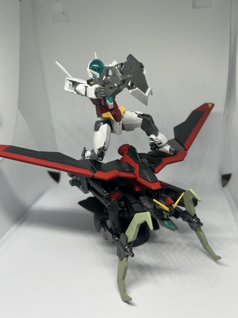 フォビドゥンアーマーやカラミティアーマーと同様に、レイダーアーマーもコアハンガー状態で単独の支援機体として動けるイメージで作製しています。