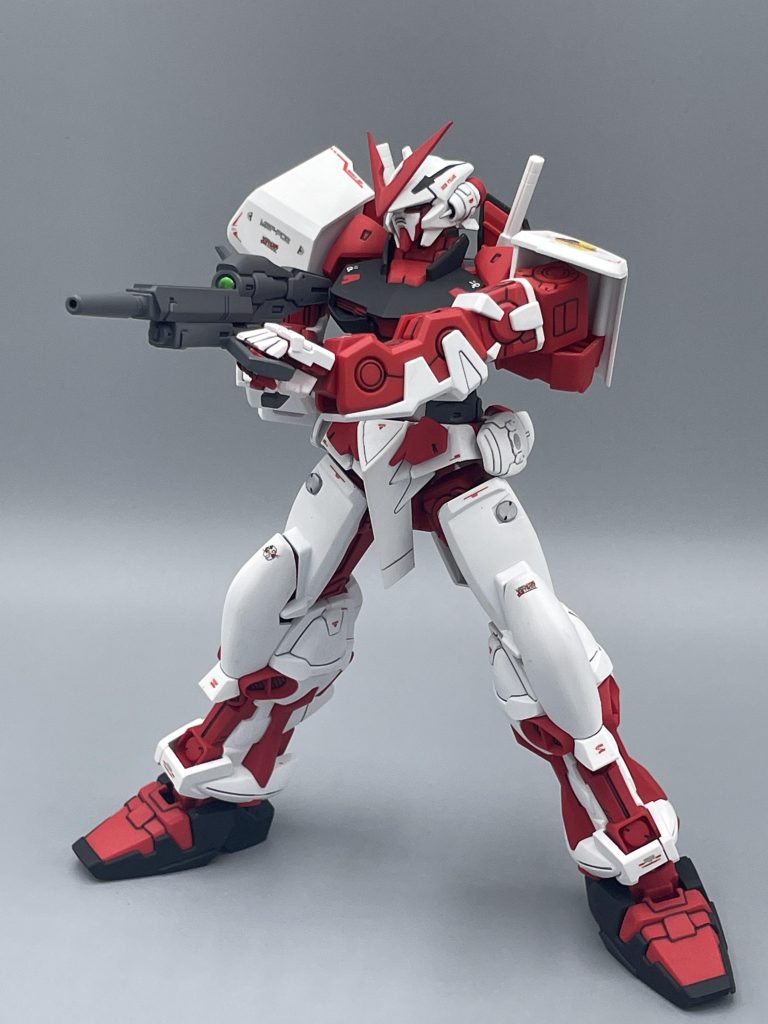 ビームライフル   グリップは、左右に可動することで、両手で構えることが可能です。肩には引き出し機能があり、手首の根本も動くので、こうしたポーズや武器の構えが難なく決まります。