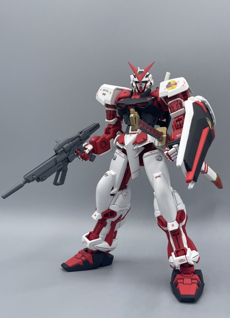 MBF-P02 Gundam Astray Red Frame　フル装備で素立ち。立たせておくだけでカッコいい。設定画遵守の造形は、素立ちがビシッと決まるというメリットでもあります。　可動範囲の狭さが古いキットの弱点ではありますが、このアストレイには上半身に多くの工夫が凝らされており、よく動きます。　後述しますが、弱点は下半身に有りといっても良いでしょう。