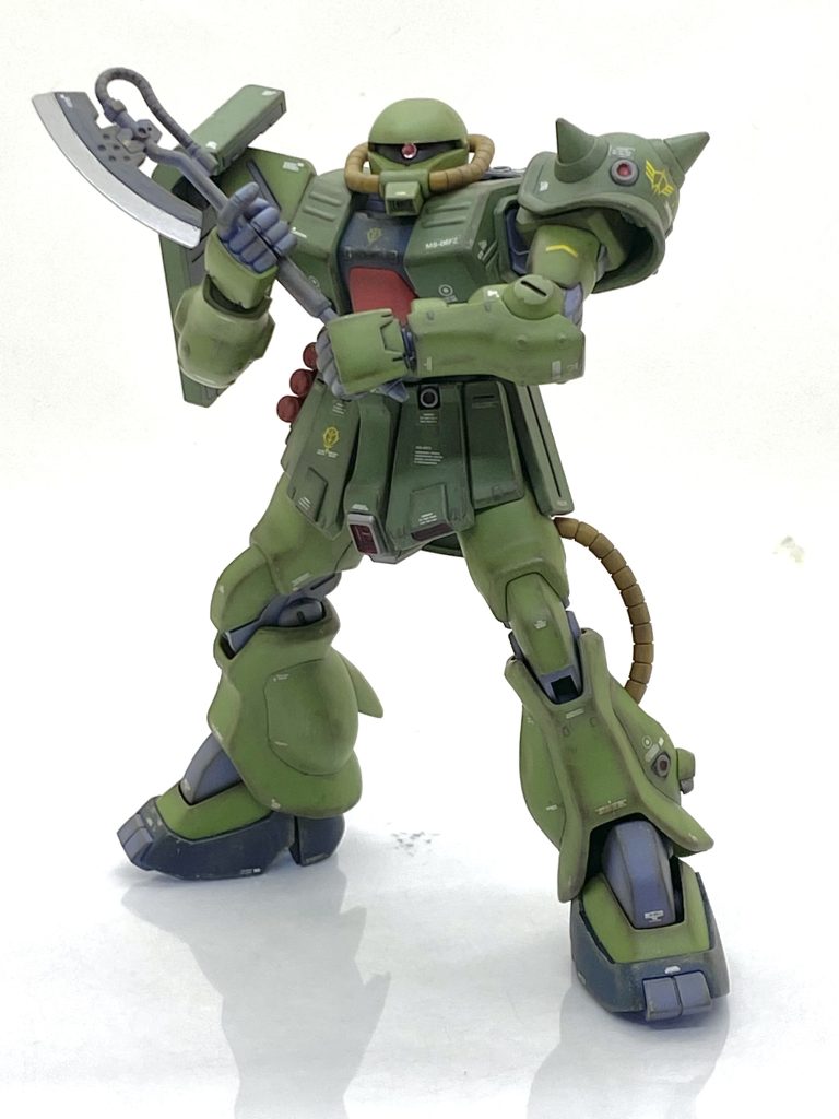 アレックスと対峙した時のポーズ。ワイズマン伍長に敬意を表しヒートホークもキチンと作りました(笑)。