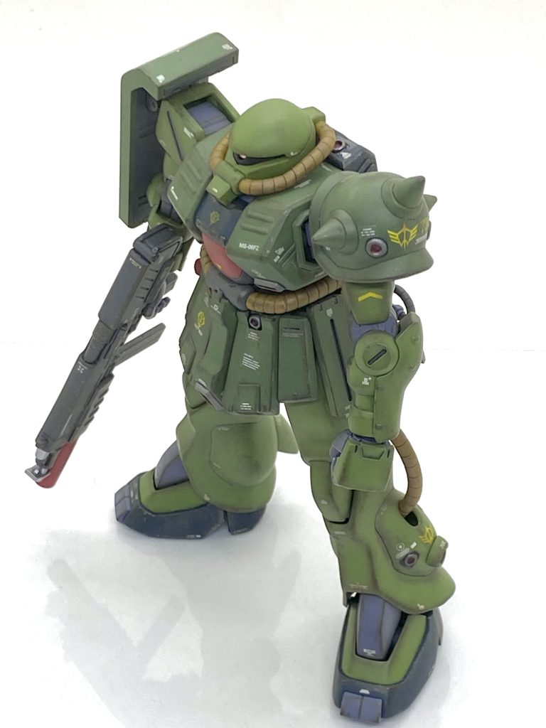 メタリックの一部以外の部分は最後に(クレオス)Mr.カラーGXスーパースムースクリアーを吹き付けて、らいだ~Joe先生のお気軽汚しver2.0を参考に(クレオス)水性ホビーカラー焼鉄色をスポンジを使ってチッピング、(クレオス)ガンダムマーカー リアルタッチマーカーブラウン1を焼鉄色に塗った箇所に塗り神ペンでぼかし、(タミヤ)ウェザリングマスターでオイルをエッジ部分を付けた後に濃い色の部分は更にシルバーでドライブラシをした後にウェザリングマスターのチタンと赤焼けを付け、最後にサンドを具合を見ながら全体的に付けてウェザリングをしました。