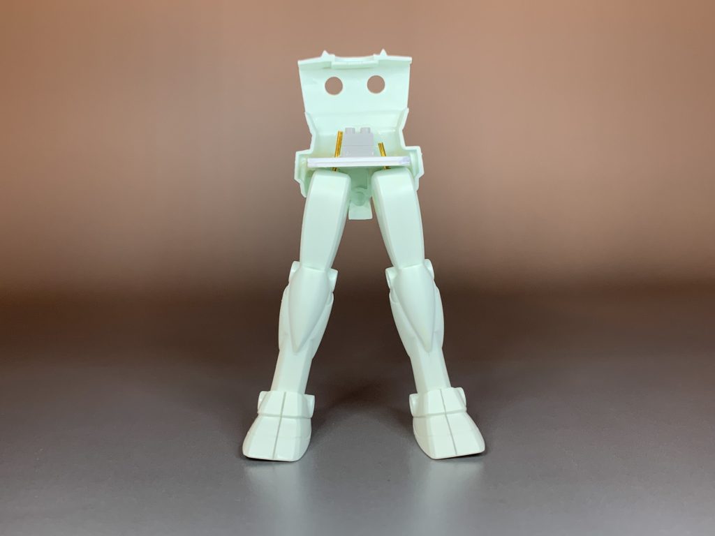 カッコ良く素立ち出来るように脚部が開くように改造しました。