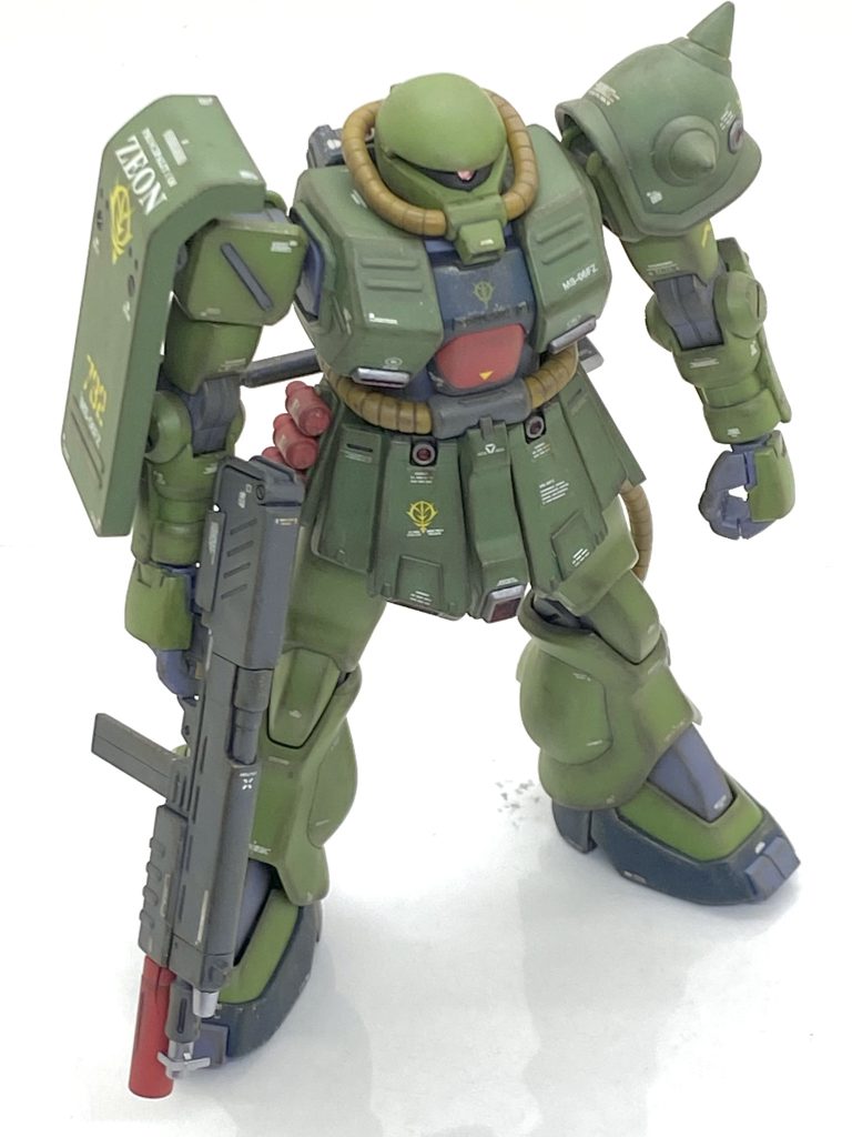 ザクII改は4~5年ほど前に表面処理まで済んでいたのですが仕事が忙しくて放置していたので、これからやるにはちょうど良いのですが・・・問題は合わせ目のある個所が白化が酷く、これで放置してあったんだと思います(笑)。説明書通りの調色をして薄く吹いても良いのですが・・・ウェザリングするなら汚しで誤魔化せるのでそのままにしてあります。もう一つ問題なのは各部にある小さいスラスターでこれをマスキングしてメタリックを吹くのは滅茶苦茶面倒なので・・・ランドセルや脛、褌のスラスターは吹きましたが後の小さいのは全て筆塗りで対処しました。薄く何回も塗れば、思ったよりも筆ムラにならずこれからもそうしようと思います。