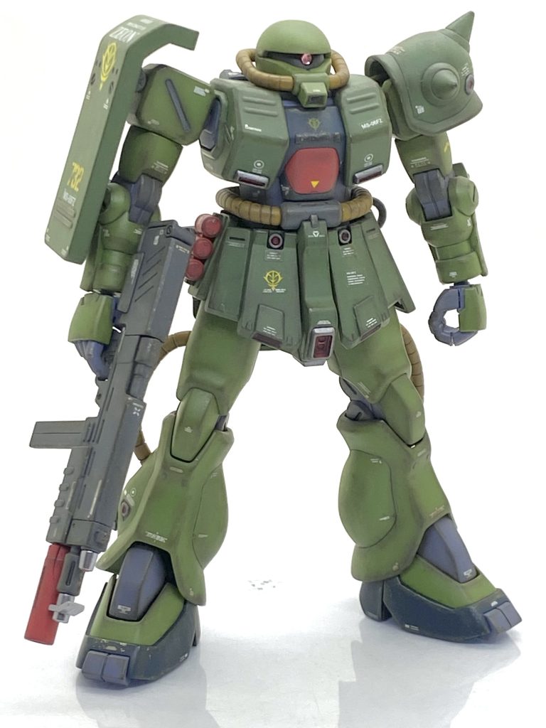 そして、らいだ~Joe先生のムックを見ながら、お気軽汚しver2.0を施していきます・・・たまに失敗したという方をSNS上で見るのですが、変に自己流でやらずムック通りにやればほぼ失敗しないと思います。特に焼鉄色のチッピングだけは・・・付け過ぎると汚しが大きくなるから嘘くさく成り、逆に塗料が少な過ぎると色が乗らず苦労しますがまだ少なし方が上手くいくと思います。 リアルタッチマーカーブラウン1を焼鉄色に塗った箇所に塗り神ペンでぼかすと・・・これがかなり良い塩梅になり中々再現出来ない色合いになります。その後にウェザリングマスターでオイルをエッジに付けていくのですが・・・油が付着します関節周りに多く付けるとリアルさが増すと思います。手間は掛かりますが濃い成型色の箇所はシルバーで軽くドライブラシをしてウェザリングマスターのチタンと赤焼けを付け、最後にサンドを具合を見ながら全体的に付けてウェザリングをしますと・・・被弾した後に森林公園で野晒しのされていたザクっぽくなり、脚の細さも気にならなくなりました。