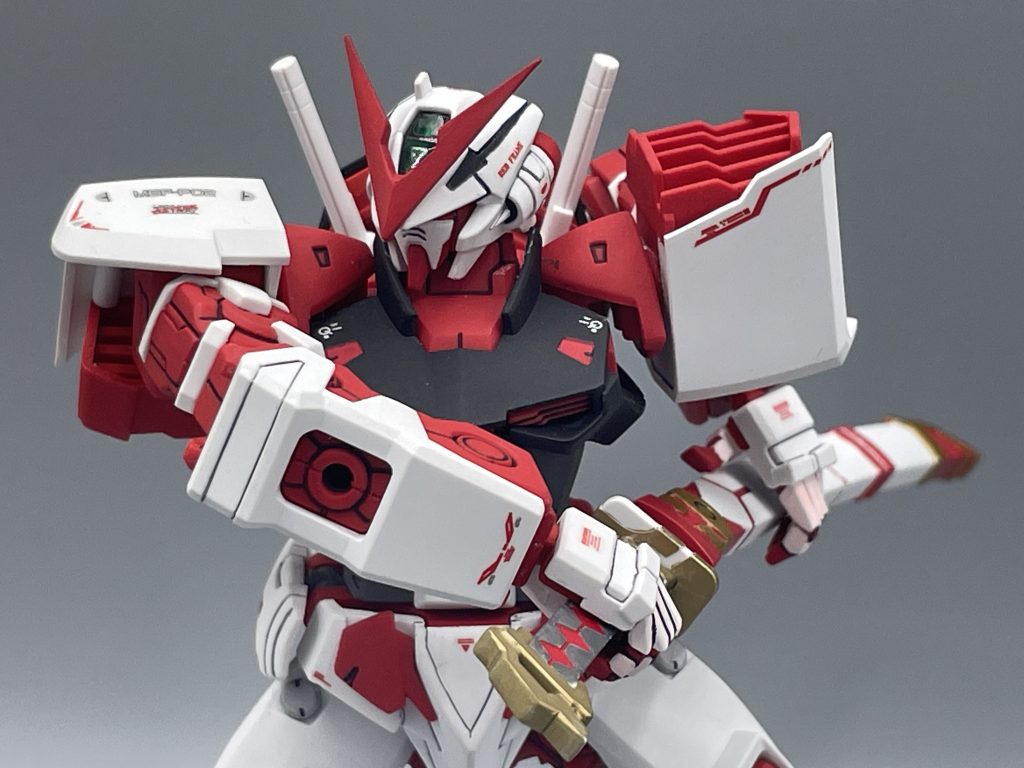 　ガンダムSEEDの初期キットは、大河原先生の設定画に忠実に造形されています。悪く言えば、少々”野暮ったい” と言えるかもしれません。　しかし、このアストレイに関してはそれが良い方向に転がり、マッシブさ・たくましさの演出に繋がっています。今の目で見ても、とてもカッコいいですし、この造形が自分は一番好きかもしれません。　可動範囲などは、やはり最新キットには劣ってしまいますが、それを補って余りある独自の良さを秘めた傑作キットの一つであると思います。　最後までご覧いただき、ありがとうございました！ヾ(≧▽≦)ﾉ