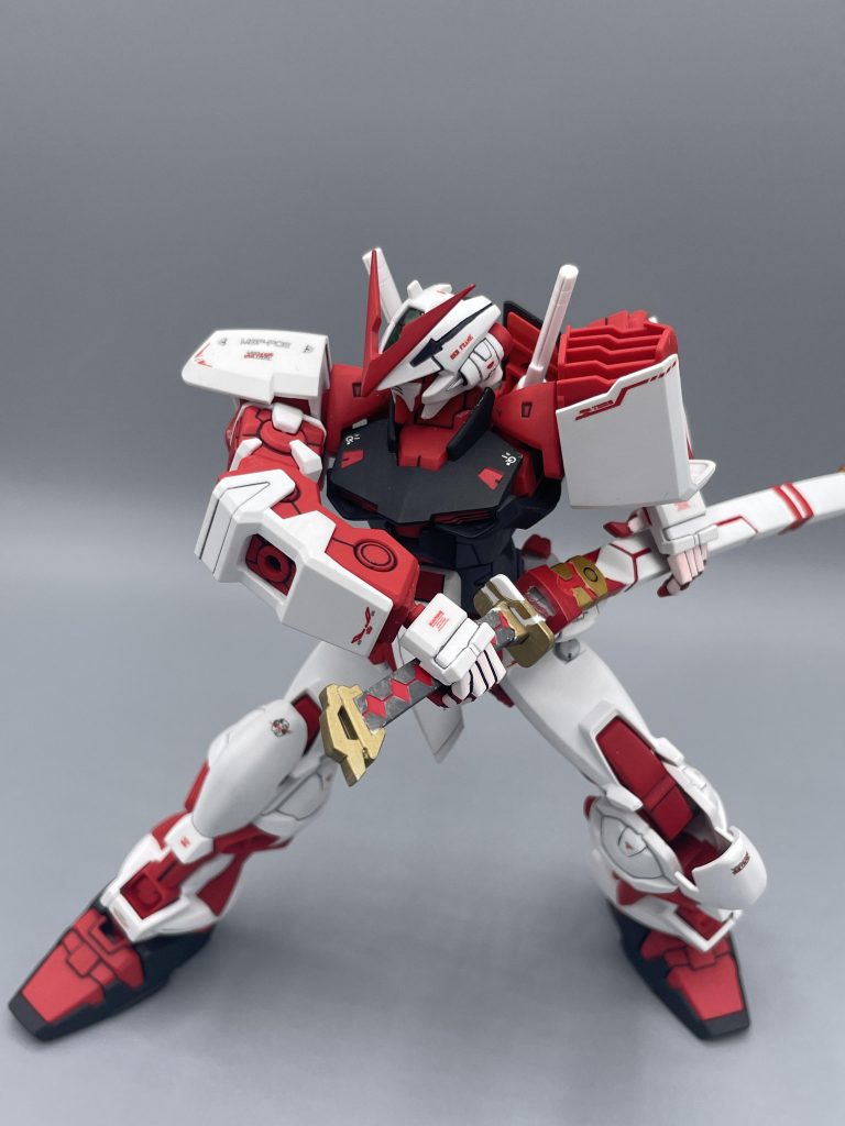 居合の構え。　やはりレッドフレームはガーベラストレートが最も似合います。足首は超絶可動するので、沈みこむようなポージングは得意です。