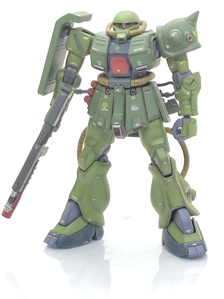 HGUC ザクII改を成形色仕上げ+αで作ってみました。ザクII改と言えば・・・やはりバーニィ機で被弾して森林公園に不時着し、間近でMSを見るためにやってきたアルとバーニィが出会う事によってポケットの中の戦争の物語が動き出す非常に重要な機体です。旧キットのザクII改も非常に出来が良く、モノアイはクリアーパーツでしたし脚の太さが丁度良いから当時は大変感心した記憶があります。オラザク用に作りましたEx-Sガンダムは物凄く作るのが大変で、軽く作りたいのをチョイスしようとしたら作りかけのザクII改があったのでらいだ~Joe先生のお気軽汚しでバーニィ機を再現する事を目標に手を抜かない様に作っていきます(笑)。