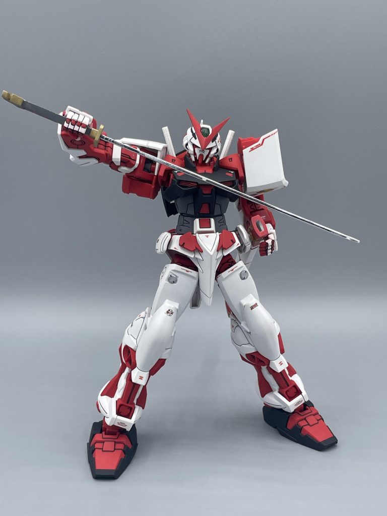 抜刀！　天翔龍閃。鞘をつかむ専用の持ち手が付属するので、この手のポーズがカッコよく決まります。足がもう少し左右に開くだけで、更に大化けすると思うんだけどなぁ。。。