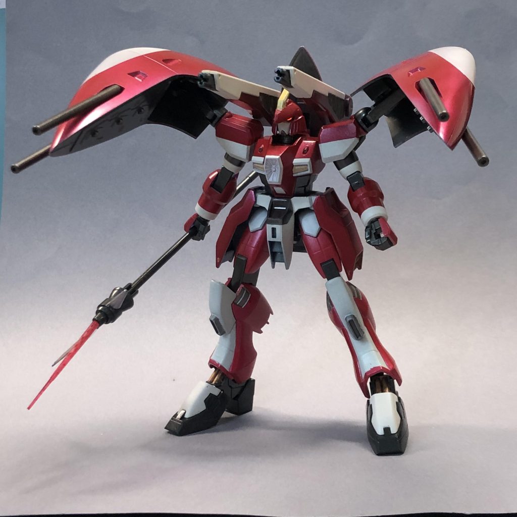 フルバーストごっこができるようにバックパックの穴を一つ増やして1cmくらい上にずらせるようにしました。スタンド穴も開けたのですが、プラ肉の厚さが十分でなく、狙った姿勢で保持しにくいので諦めました