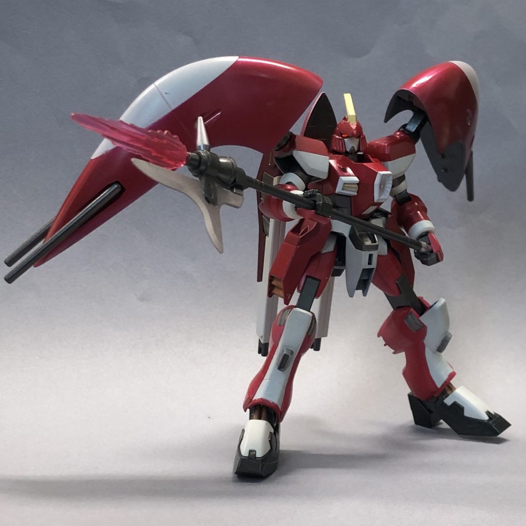 バックパックを元の位置に戻して格闘モードの気分です。いずれにせよ、大きめのバインダーと長柄の武器、背負いものも長めのキャノン?で色々映える機体だと思います。おでこはパテ整形、マスクは段差を削って平らにしています。トサカ付近は全部カットして、アンテナ?を中央で分割して貼り合わせてツノに。もうちょっと部分塗装とかしたい気もするのですが、時間切れです。(背景見えているやつも撮り直しもしてないし…)ではでは