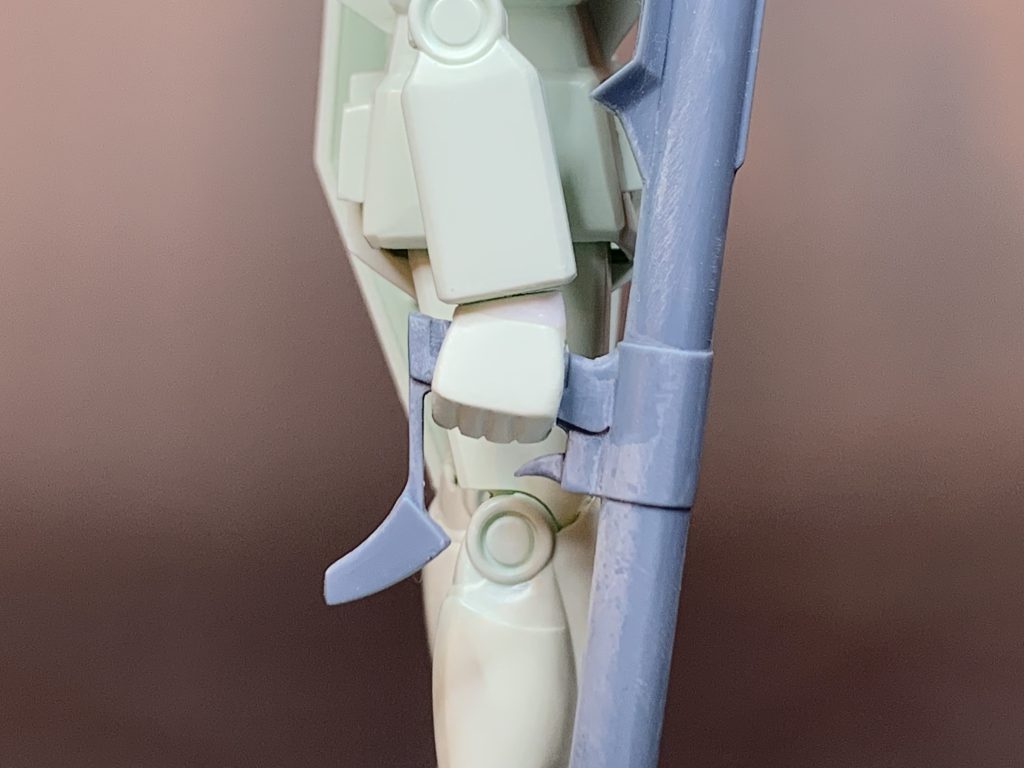 旧キット武器セットから選抜したハイパーバズーカを手持ち出来るように、手首やバズーカを改造しました。