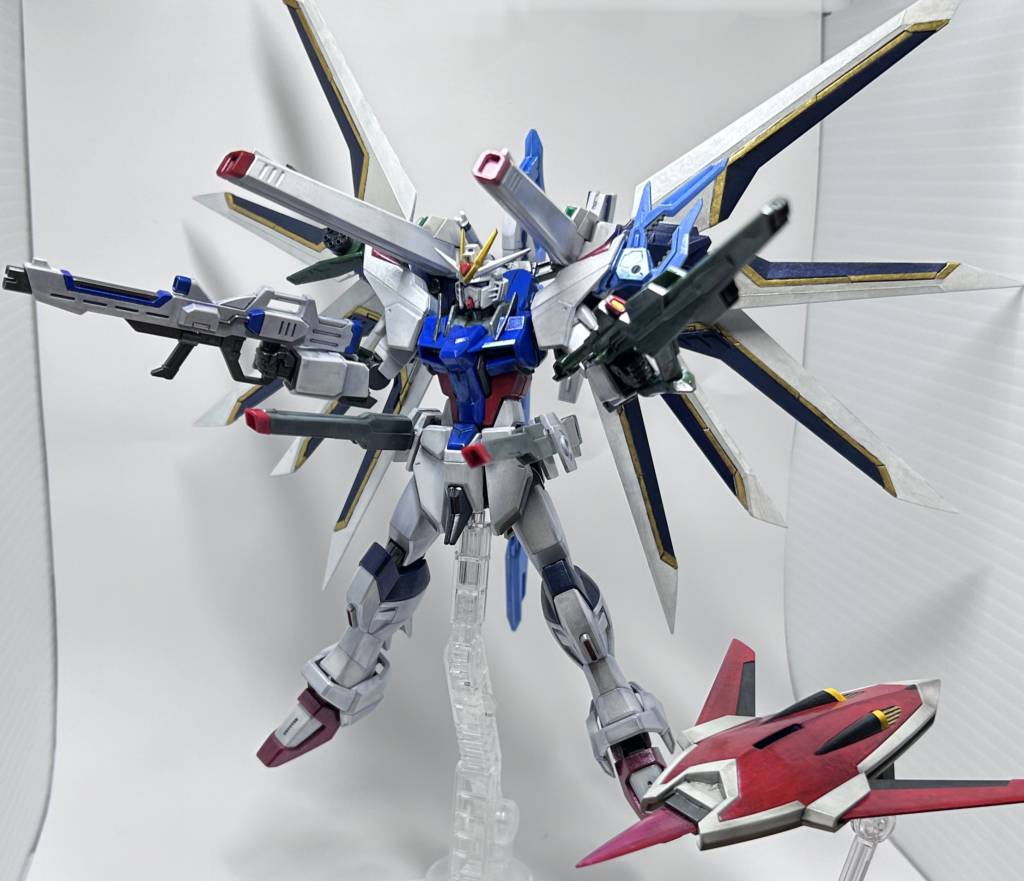 ハイマットフルバーストウイングの配色はアークエンジェルをイメージしたかったので白ベースにティターンズダークブルー、ゴールドで色分け。パールはインクを青紫よりになるよう調整。