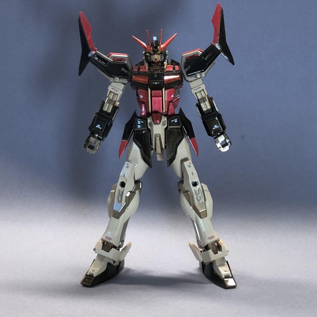 胸以外のクリアパーツを外したバージョン。これはこれで捨て難いというか、まとまりは良いんだよなちなみに塗装は以下の通り。部分塗装はいつものホビーマーカーです黒:金下地でスモークグレー重ね赤:金下地でクリアレッド重ねアイボリーっぽいやつ:金下地でセールカラー重ね(エッジに金を残そうとして失敗してます)関節:金武器:赤鉄色目とクリアパーツ:何もしてません。クリアーコートのみそれでは、また