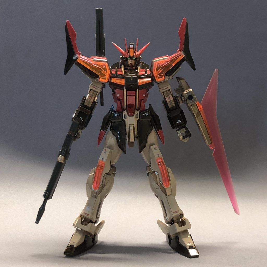 今回、照明をどうするのが良いのか試行錯誤の連続です。目だけ光らせるのが難しいし、装甲の光沢も強いので落とし所が難しかったです。