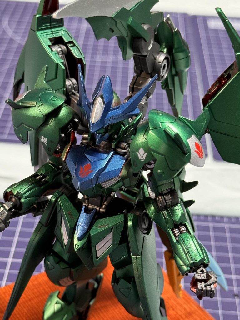 鉄華団のデカールを各所に貼り、情報量を増やしました。