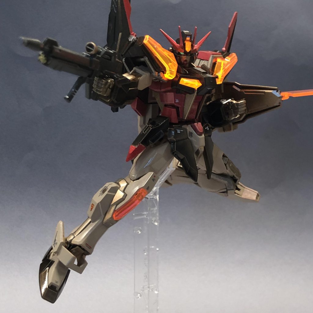 定番ポーズですが、一応箱絵に寄せて。UVだとクリアパーツが結構強く光ります