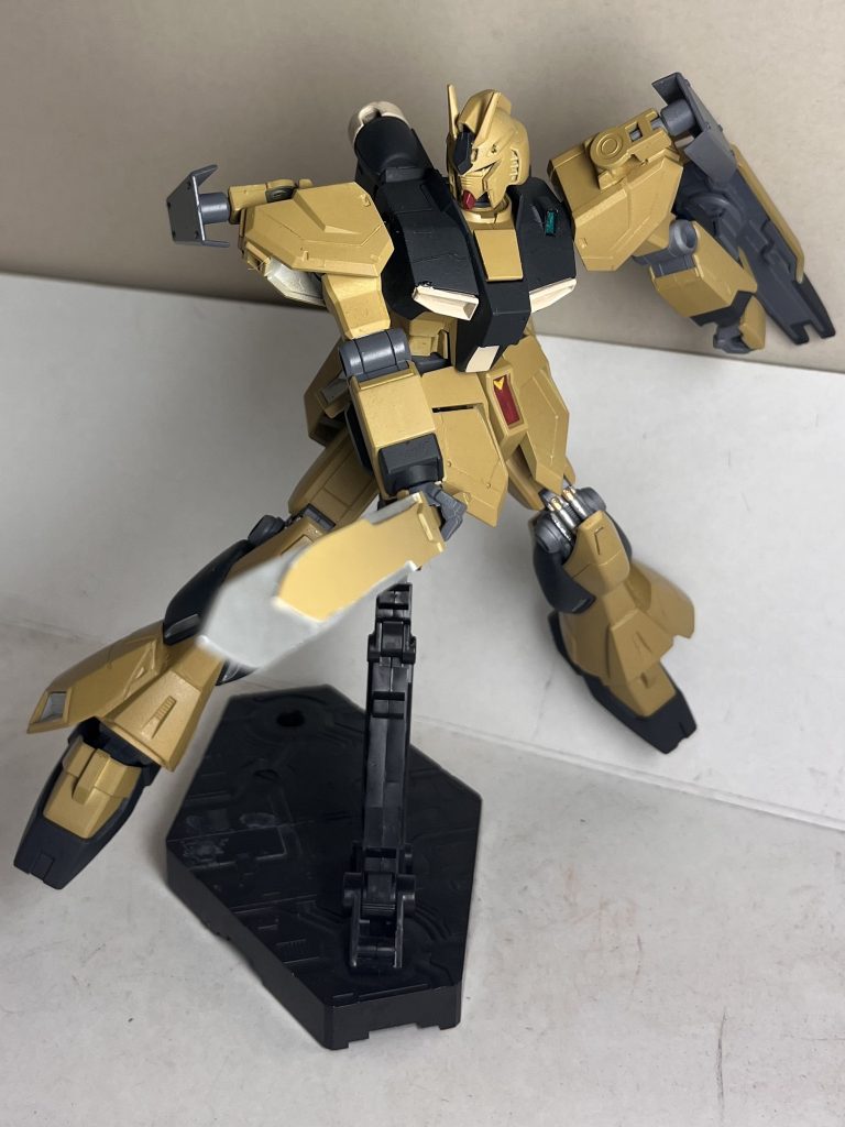 プラ板0.2mmを3枚重ねて立体感を表現した実体剣。背部にマウントできるようにしました。