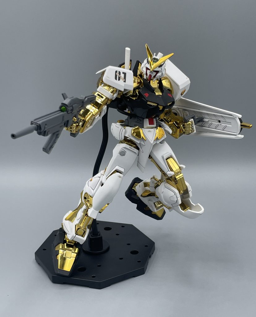 ビームライフルで攻撃! アストレイのビームライフルは、”特殊プラグ”を通してパワーが供給されているため、アストレイにしか使えないそうです。なお燃費・・・