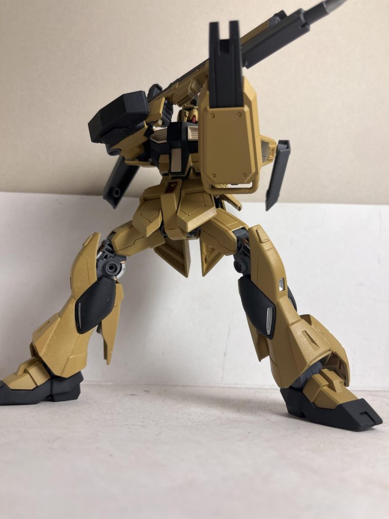 主な改造内容は・ビームライフルをレールガンに改造・脚部にホバーユニットみたいなものを作る・プラ板で実体剣を作るとプチ改造となりました。