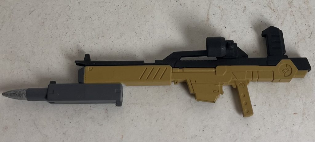 ビームライフルをレールガンに改造。銃口を角スラスターに、マガジンを後部に装着、スコープを新しくマウント、アンダーバレルに近接戦闘用のスパイクを装備。