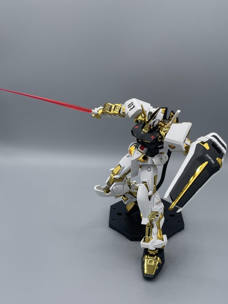 サーベル&シールド シールドには、サハク家の紋章でも入れたいところだったのですが、あいにくサハク家のデカールを所持していなくて、ORBのデカールで妥協。結果、機体全体にORB!ORB!ORB!のマーキングが施されることになり、全力オーブ推しの痛車が完成しました。いわゆる”箱推し”というやつです。