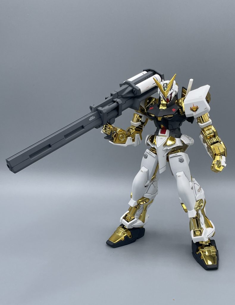 デュエル専用バス―カ「ゲイボルグ」 ギナがヘリオポリスから本機を運び出す際、ちょろまかしてきたのがこのデュエルガンダム専用バズーカです。本機はオーブ製でバズーカは連合製なので本来は使えないのですが、なんとゴールドフレームは”特殊システム”によって、連合の火器が使えるのだとか。「とくしゅしすてむ」という便利でガバガバな設定大好きです(笑)