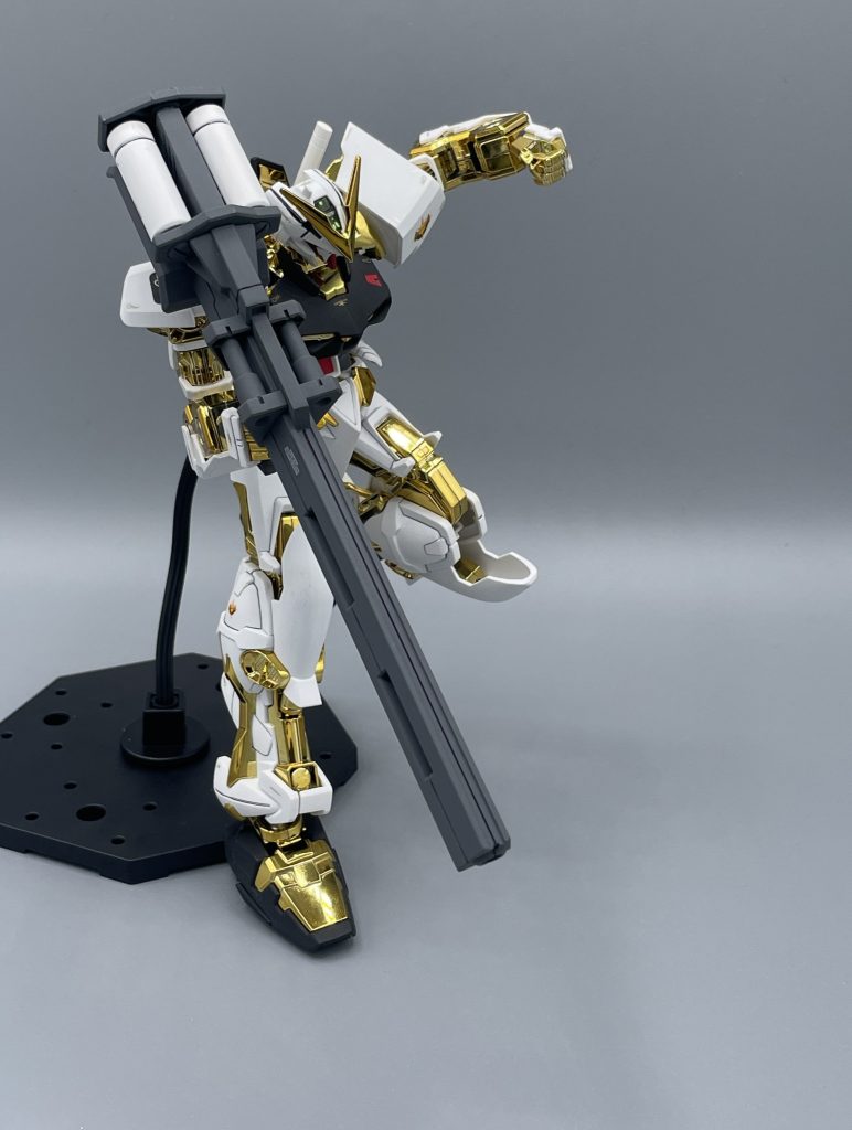 ズドーン!…カッコいい…!! いまでこそ、”ゲイボルグ”の名で親しまれている本武装ですが、このゴールドフレーム発売当初はその設定が出来上がっておらず、「デュエルガンダム専用バズーカ」と呼ばれていました。 デュエルは他のGAT4機に比べ、地味だとか火力不足だとか、初号機で汎用機だからしゃーないとか、色々と言われていますが、君のせいやったんかい。イザークに謝れ(笑)