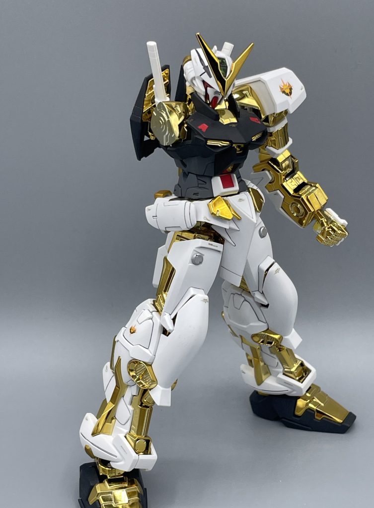 ”とくしゅしすてむ” によって、ゲイボルグを「撃っちゃうんだなぁ!これが!!」してしまったゴールドフレームですが、“未調整のままでは使えない” という「そりゃそうだろ設定」も存在します。 未調整のままゲイボルグをブッ放した本機の右腕は、機能不全を起こして切り捨てられることになったそうです。あれですよね、「撃てませえぇえぇん!」バナージからビームマグナムをブン捕ったデルタプラス状態ってことですよね。 オーブ近海で、なんか落ちていたブリッツの右腕を拾うまでの間は、片腕で運用され続けました。