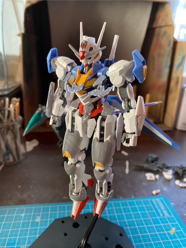 猛暑で塗装が進まず、塗装環境のDIYなんかをやっているうちに1カ月が過ぎてました😅元々はルブリスとのミキシングを視野にパチ組みしていたエアリアルです。アニメ放送時は改修型やキャリバーンの方が自分好みだと食わず嫌いしていたエアリアルですが、いやはや、実物組んでみるとあまりの完成度の高さに、前言撤回でした💦これは下手に手を加えるよりも、この造形美を生かす方向で制作したいと、しばらく寝かせること数ヶ月。制作のタイミング、追加使用するキット等諸々揃ったので、一気に完成させました。本体のカラーリングもあまり大きく変更せず、元々あった中世騎士の甲冑ぽさをアップさせる配色です。