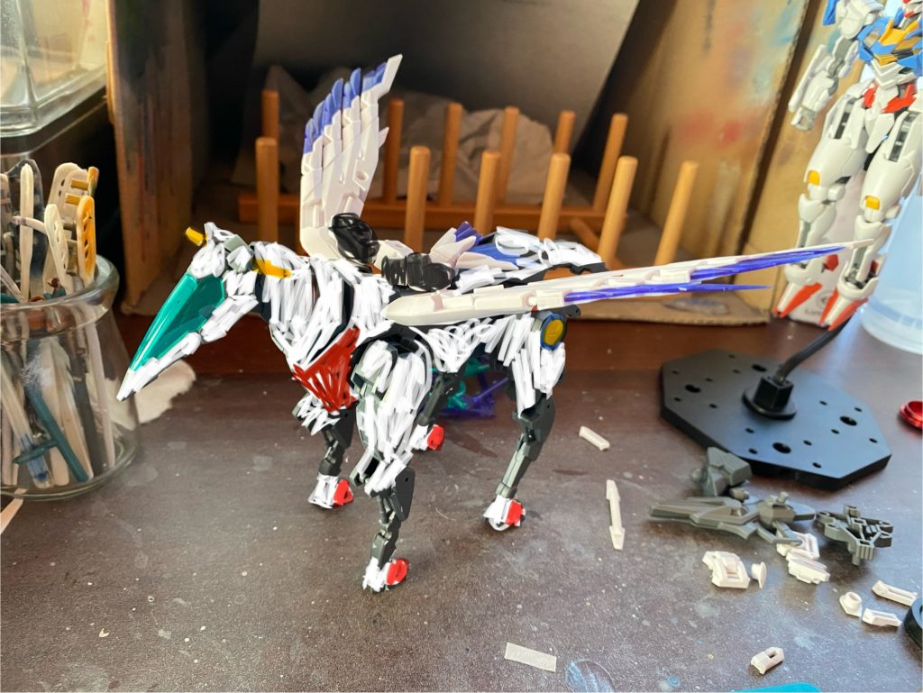 エアリアル本体に手を加えない分、オリジナリティを付け加える要素として目を付けたのが、モビルホース❗️Gガン30周年で再視聴している影響でしょうか⁈いま、自分の中でウマがアツい❗️🐎ただの馬ではつまらないので、コトブキヤのウイングエッジと合わせて、天馬風にします。