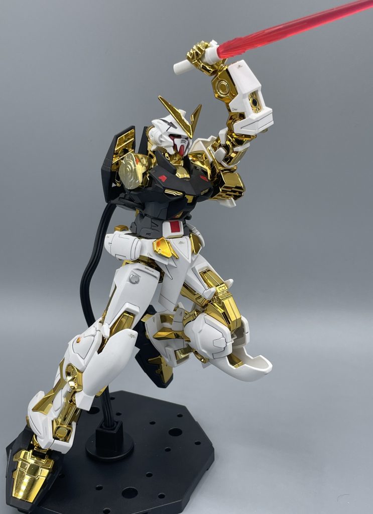 ビームサーベルも、片手で運用することになります。この逆手持ちがめちゃくちゃカッコいいですよね! さて、このゴールドフレームですが物語が進むにつれて、どんどん魔改造が施されていきます。その魔改造っぷりも紹介したいと思いますので、お楽しみに! 最後までご覧くださり、ありがとうございました!