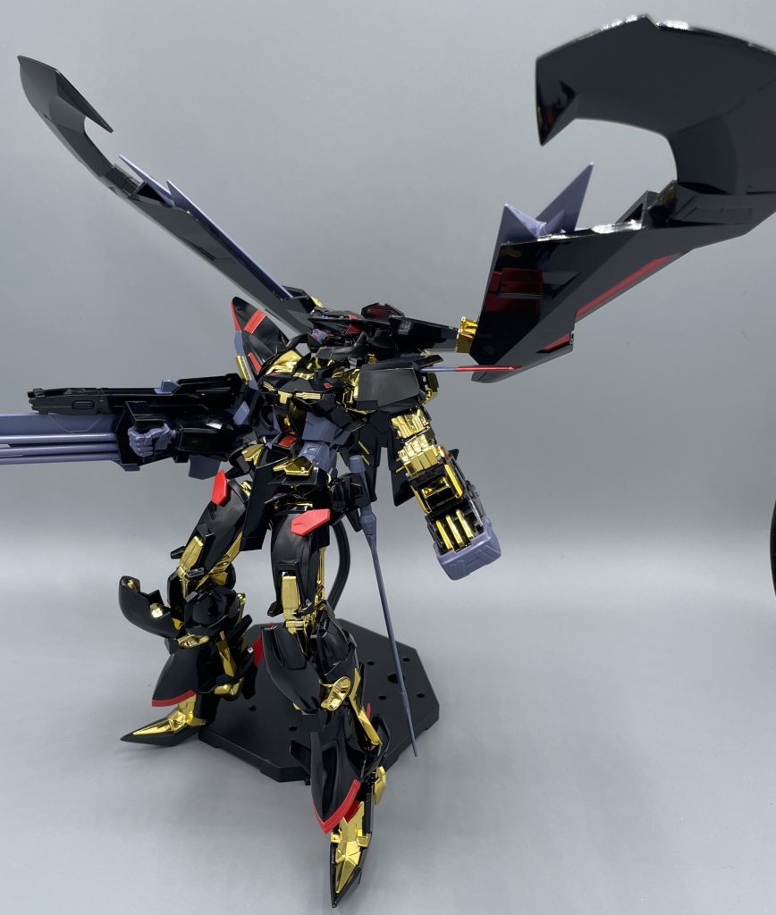 マガノイクタチ　ガバッと開いて敵を鹵獲し、敵機のパワーを放出させて自機に取り込むというトンデモ試作兵器。ミラコロでこっそり接近され、気が付けばエネルギーを吸い取られるという吸血モビルスーツです…。　1/100サイズということもあり、とんでもない大きさで大迫力です。当然カッコよく自立は出来ません。