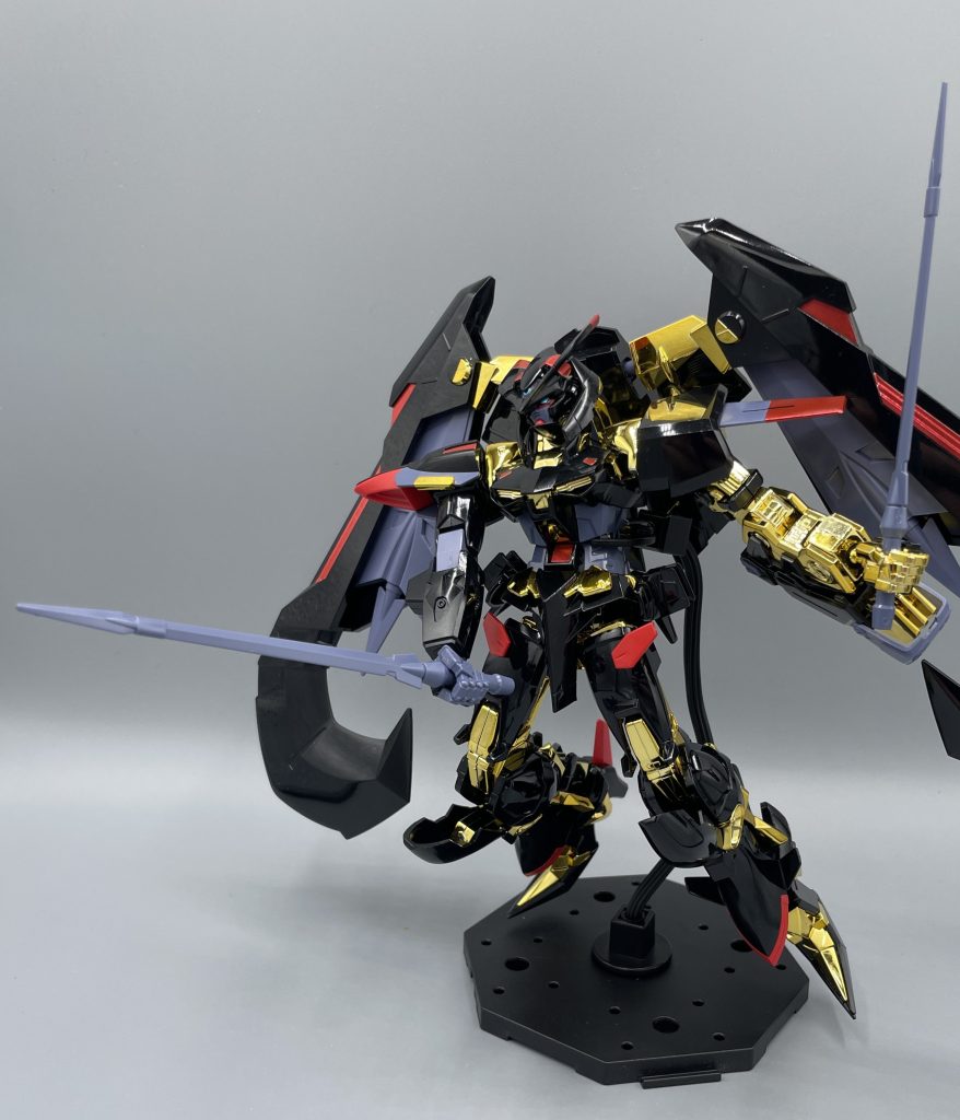 トツカノツルギ　左右の腰に装備された実体剣。ジンなどのサーベルに比べて非常に細く斬撃には向かないため、敵機の関節やセンサーをピンポイントに狙う、フェンシング戦法で戦います。