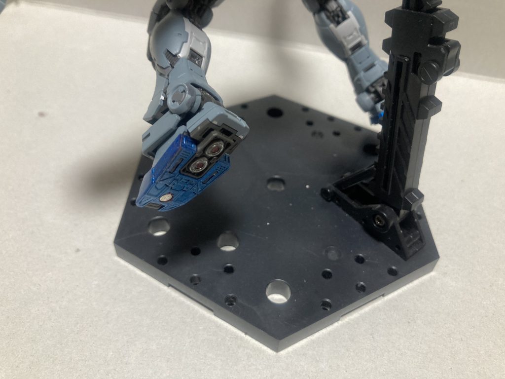 製作中にかかとのパーツが行方不明に…( ; ; )パーツ注文したいけどサイトで品番を打ち込んでも検索できないです。まだあたらしいから??しばらく我慢します。つま先には3ミリのネオジム磁石入れてます。スチール系の棚に飾るときガッチリ安定して立ってくれます。