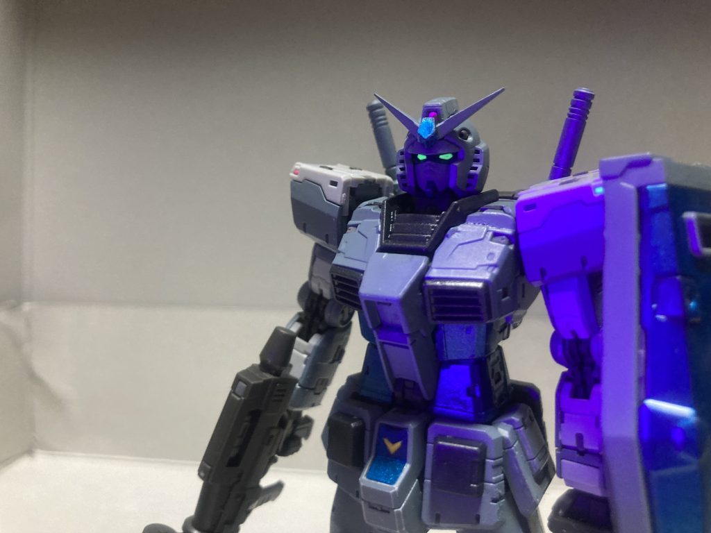 メインカメラとツインアイは蛍光塗装でブラックライトで光ります。