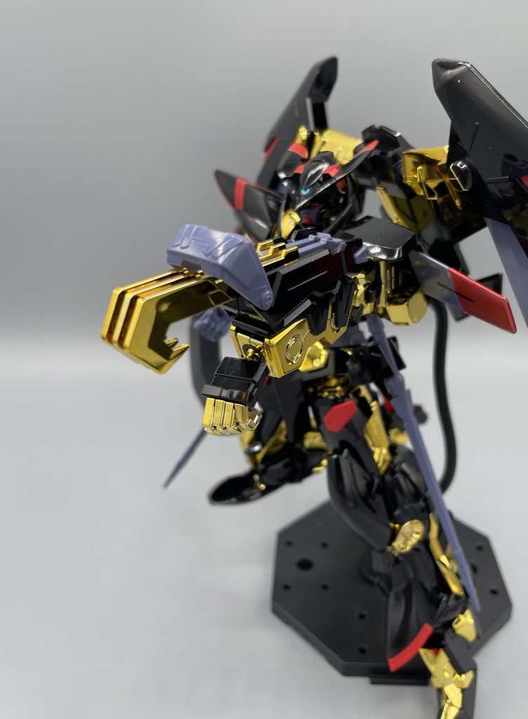 ツムハノタチ　左腕に装備された三本爪のクローアーム。”太刀”と銘打ってはいるものの、用途は攻撃目的ではなく、シールドのように相手の攻撃を受け止めたり、敵機の武器や腕を絡めとったりすることが主目的だそう。