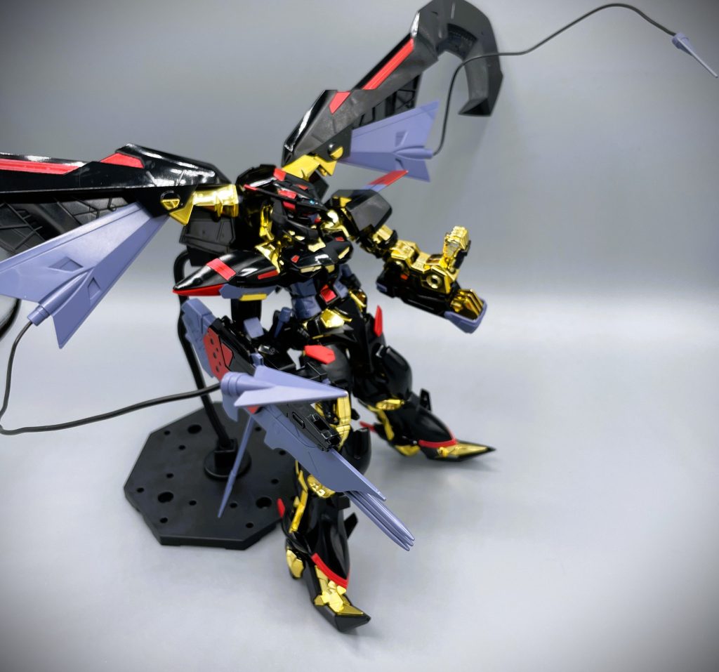 マガノシラホコ　SEEDでおなじみのアンカー武器。マガノイクタチ内に装備された、射出可能な“槍” だそうです。この槍はフェイズシフト装甲で作られているそうで、敵機を攻撃するとき“のみ”フェイズシフト化するんだとか。　本体と有線で繋がっていますが、ガンバレル的なコントロールは不可であり、あくまでもパワー供給の為の有線仕様です。まっすぐビューンって飛んでって突き刺す武器です。