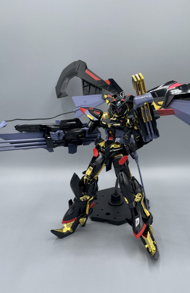 　アストレイ ゴールドフレームは、物語が進むにつれて小改造が行われていき、この段階までくると初期の面影もほとんど見られません。その上、これが最終形態ではないという奥行きの深さ。自分は外伝未読のため、あまり詳しく解説できないのですが。。。　そんなアストレイ門外漢でさえ、引き付けてやまないゴールドフレームの魅力は、やはりデザイン・造形の素晴らしさと言えるでしょう。本当にカッコいい。　今回はパチ組み・シールも使用という、筆塗りモデラ―の腕の見せ所が全くありません。それでも、1/100という大きさも相まって、所有欲がとても満たされます。　最後までご覧いただき、ありがとうございました！