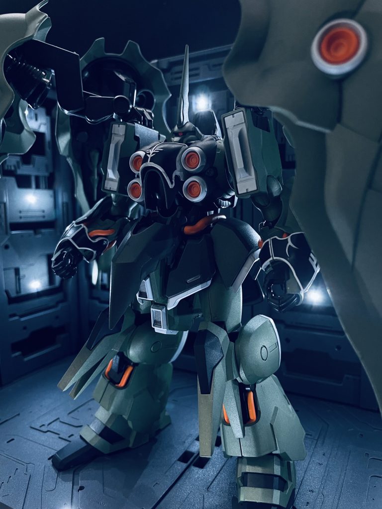 先輩の撮影ブースをお借りして撮影しました！スマホでビビット冷たいモードにし、顔にAFロックして明るさを下げて撮りました。やはりコントラストでバチッと編集すると映えますね👍👍✨️✨️