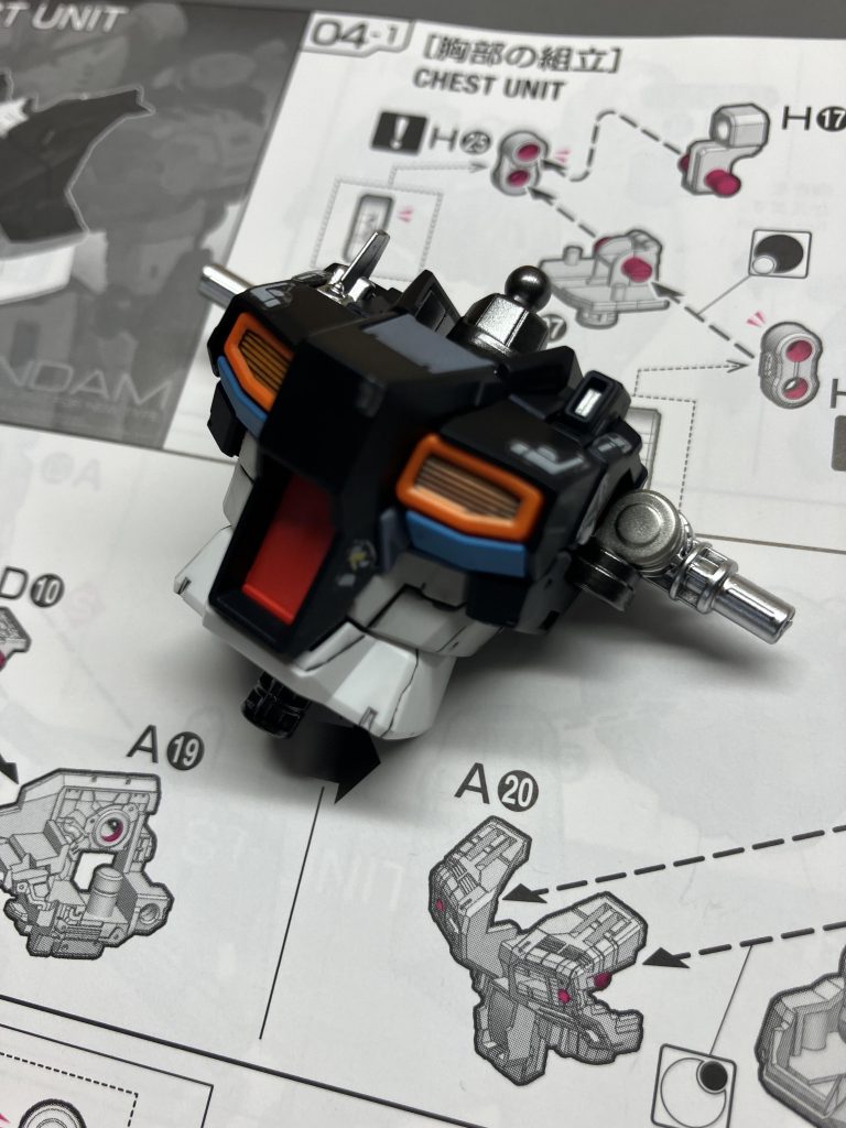 ガイアの「プリズムブルーブラック」ですね。コレ偏光塗料なんですけど、つや消しにすると、ちょっと変わった黒になった様な感じで、いい感じですね。