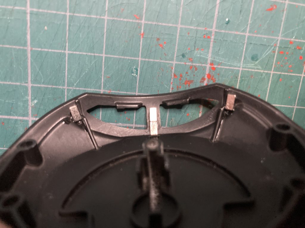 頭部の3箇所にネオジム磁石を仕込み、バイザー側も同じ位置に埋め込んでいます