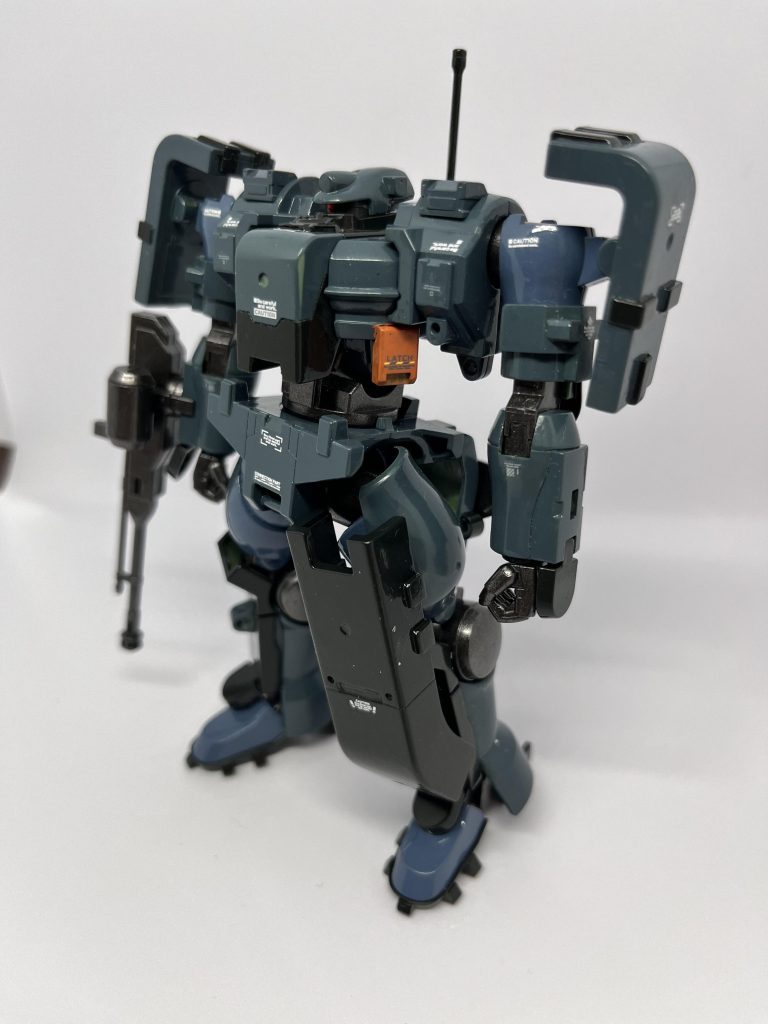 全身緑の機体だけど、なんか別の色にしたいなぁと思い、ブルーグレーとダークグリーンを混ぜ混ぜしてデニムブルー的な色にしてみました。結構お気に入り。色分けとして装甲などはダークグリーンを暗くしてほぼ黒っぽく。地味ーーーに内腿と腕をブルーグレーで塗り分けしてるけど…わ、わからん！もうちょっと色味を変えてもよかった。