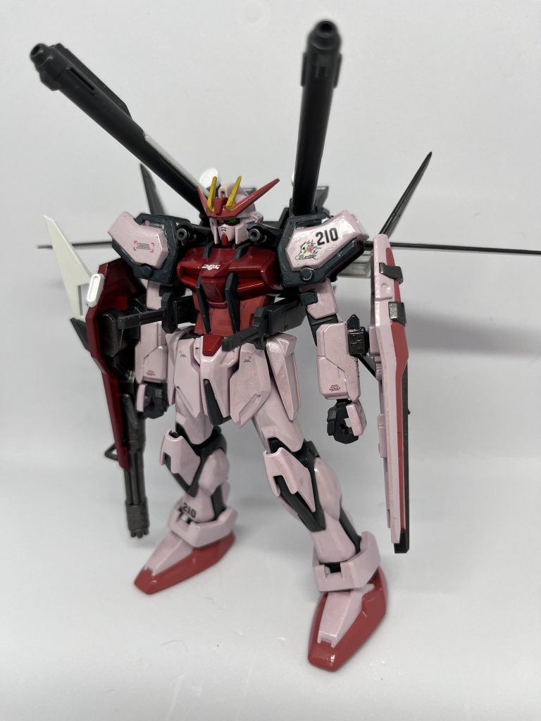 あまり特別なことはせず、成形色に近い形で筆塗り。兵装が塗り分けされてないので、経験の浅いマスキング塗装にチャレンジしました。写真では分かりづらいけど、表面にパールホワイトを重ねているので少しパーリー。要練習。