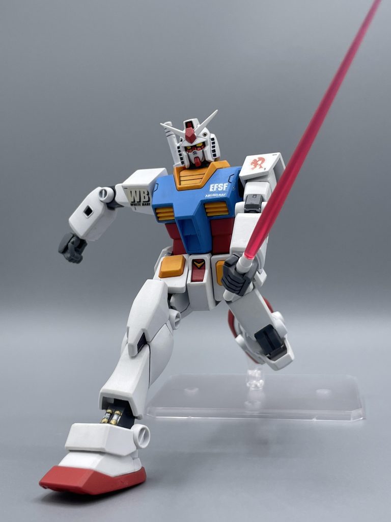 デデデン♪ デデデデン♪ … シューーッ!!! アイキャッチ風のビームサーベル斬りかかり。出来るだけ再現しようと頑張りましたが、ここらが私の限界でした。やはり可動域はリバイブ版やEGの圧勝ですね。