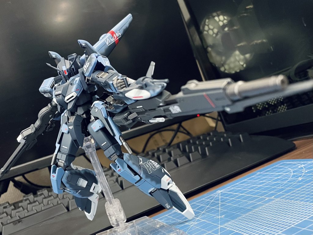 意外と可動範囲が狭くてポーズ取らせるのに難儀します…