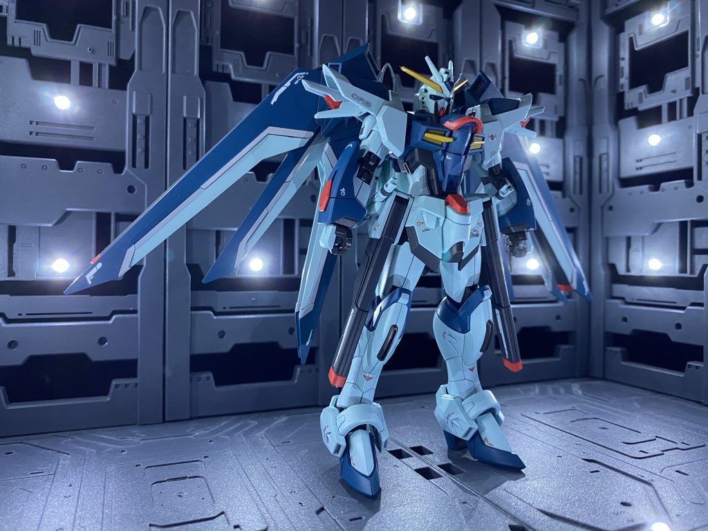 配色は劇場版作品の前半主人公機という共通点から逆シャアのリガズィオマージュで塗装。オーブ配属にした理由についてはコンパスマークの水転写式デカールが無かったため。